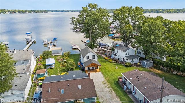 8980 Dexter Pinckney Road, Pinckney, MI 48169