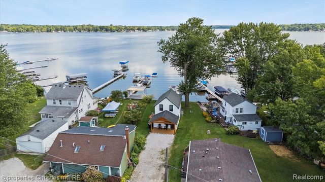 8980 Dexter Pinckney Road, Pinckney, MI 48169