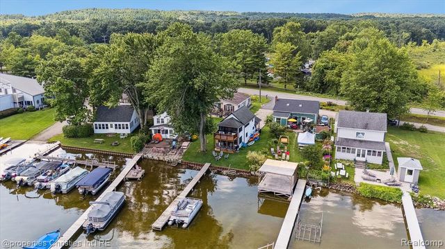 8980 Dexter Pinckney Road, Pinckney, MI 48169