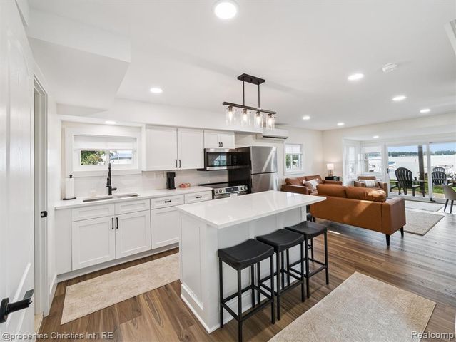 8980 Dexter Pinckney Road, Pinckney, MI 48169