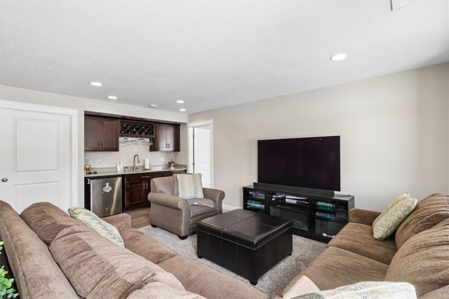 14818 Coyote Drive, Urbandale, IA 50323