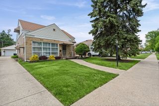 1852 Suffolk Avenue, Westchester, IL 60154