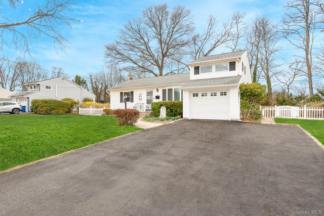 41 Peachtree Lane, Huntington Station, NY 11746