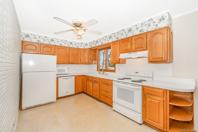 41 Peachtree Lane, Huntington Station, NY 11746