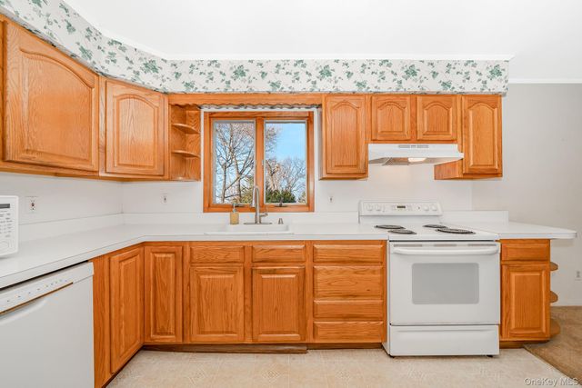 41 Peachtree Lane, Huntington Station, NY 11746