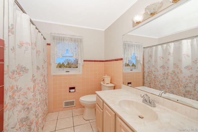 41 Peachtree Lane, Huntington Station, NY 11746