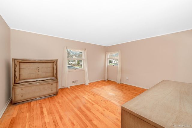 41 Peachtree Lane, Huntington Station, NY 11746