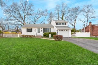 41 Peachtree Lane, Huntington Station, NY 11746