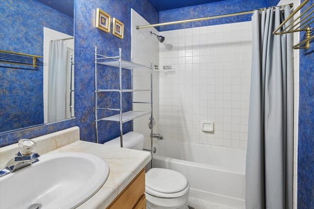 174 Merriford Lane 174, Roselle, IL 60172