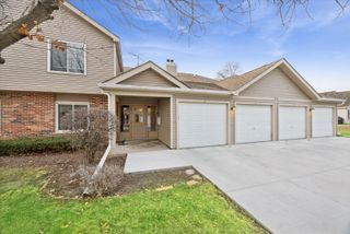 7030 Park Lane Court 101, Woodridge, IL 60517