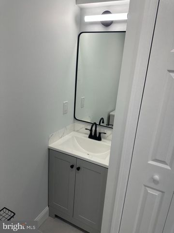 18 NESTINGROCK LN, Levittown, PA 19054