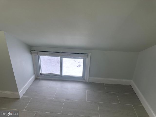 18 NESTINGROCK LN, Levittown, PA 19054
