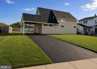 18 NESTINGROCK LN, Levittown, PA 19054