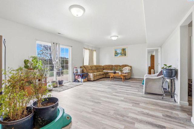 5000 Milky Way, West Richland, WA 99353