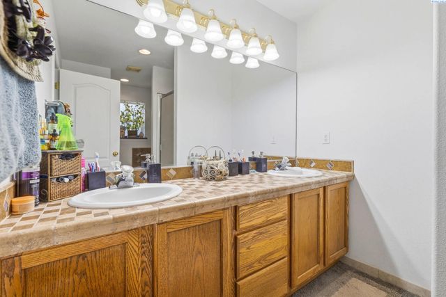 5000 Milky Way, West Richland, WA 99353