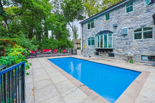 26 Rivers Drive, Great Neck, NY 11020