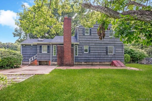 9 Half Moon Pond Road, Ridge, NY 11961
