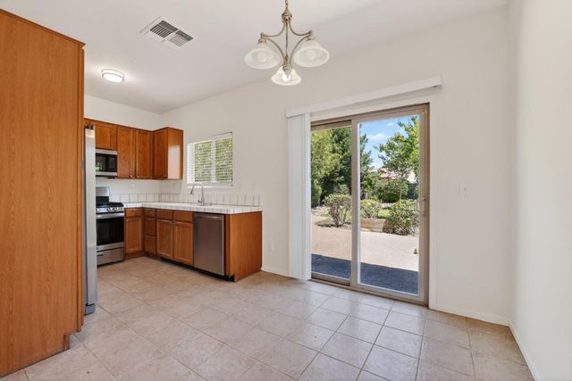 6 Cortney Ct, Sacramento, CA 95832