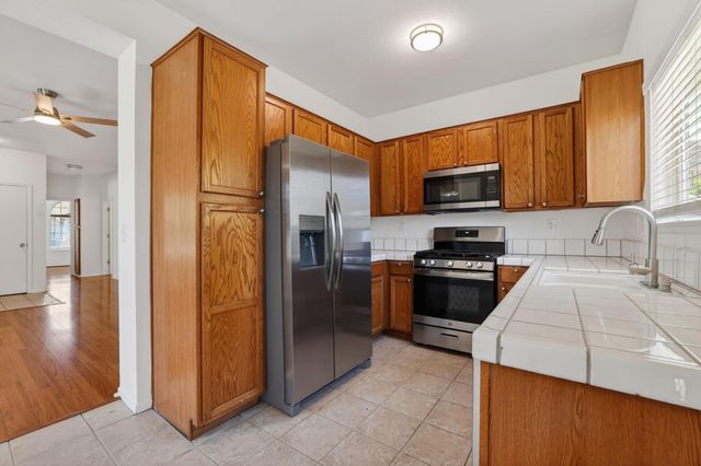 6 Cortney Ct, Sacramento, CA 95832