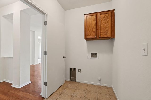 6 Cortney Ct, Sacramento, CA 95832