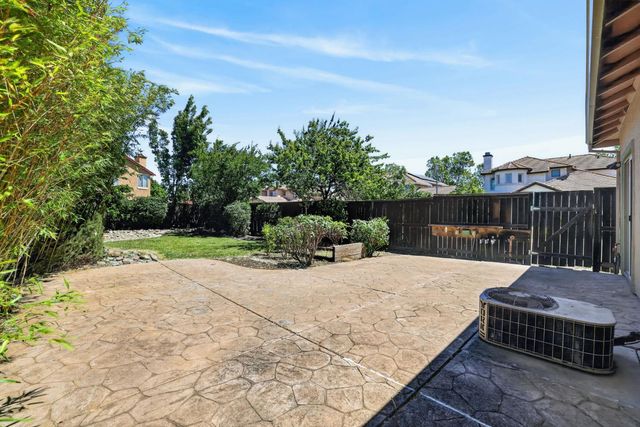 6 Cortney Ct, Sacramento, CA 95832