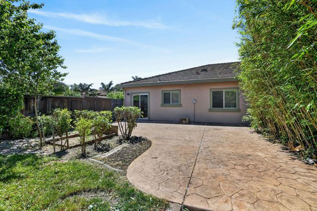 6 Cortney Ct, Sacramento, CA 95832