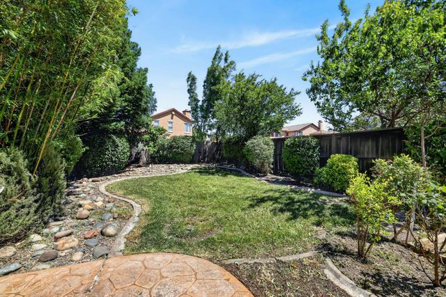 6 Cortney Ct, Sacramento, CA 95832