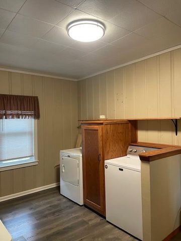 2089 S 107th STREET, West Allis, WI 53227