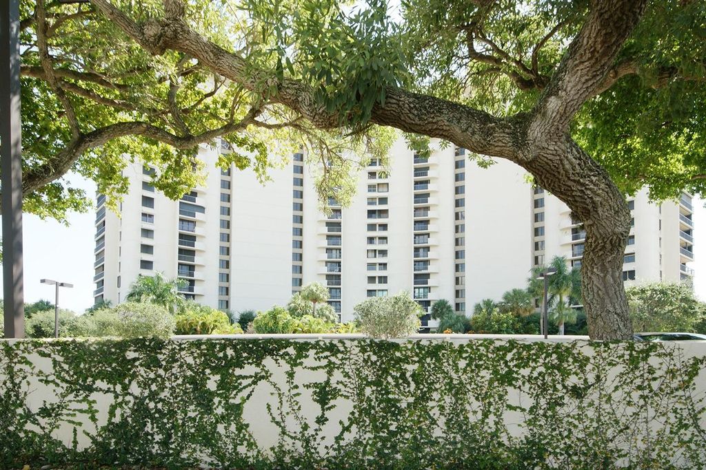 2480 Presidential Way 302, West Palm Beach, FL 33401