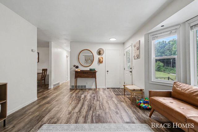 2880 15 Mile Road NW, Sparta, MI 49345