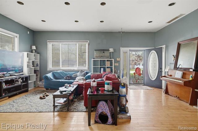 2706 Genes Drive, Auburn Hills, MI 48326