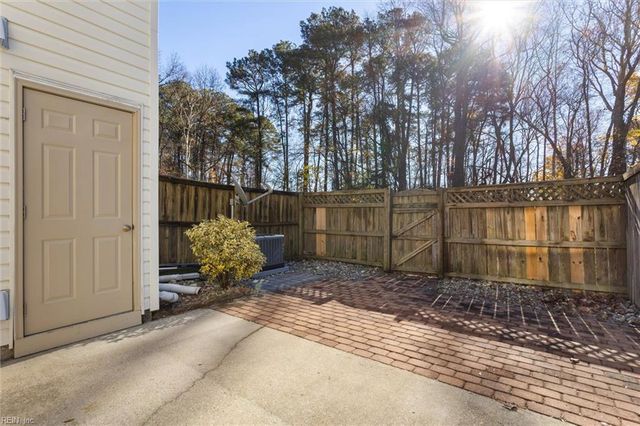 304 Crescent CT, Yorktown, VA 23693