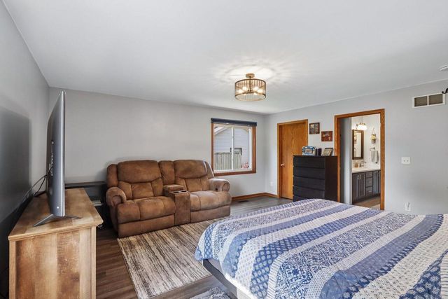 7710 S Chapel Hill DRIVE, Franklin, WI 53132