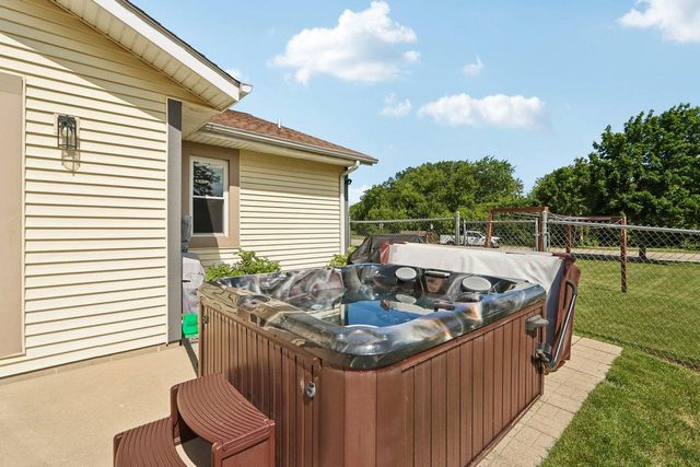 7710 S Chapel Hill DRIVE, Franklin, WI 53132