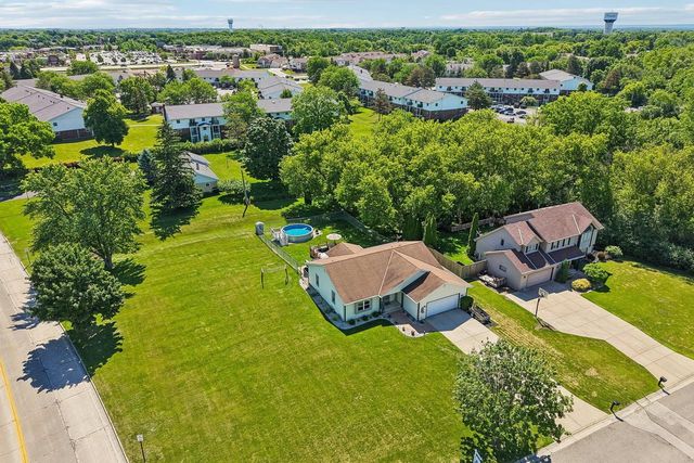 7710 S Chapel Hill DRIVE, Franklin, WI 53132