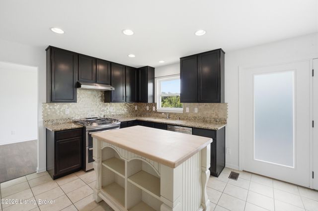 203 Brookfield Hills Ct, Louisville, KY 40245