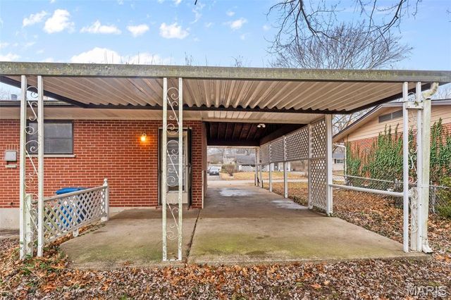 1679 Maldon Lane, St Louis, MO 63136