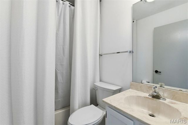 604 Pine Ridge Trails Court 202, Ballwin, MO 63021