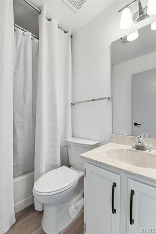 604 Pine Ridge Trails Court 202, Ballwin, MO 63021