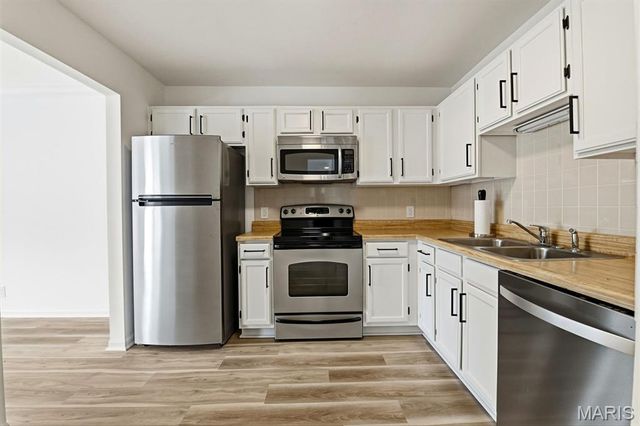 604 Pine Ridge Trails Court 202, Ballwin, MO 63021