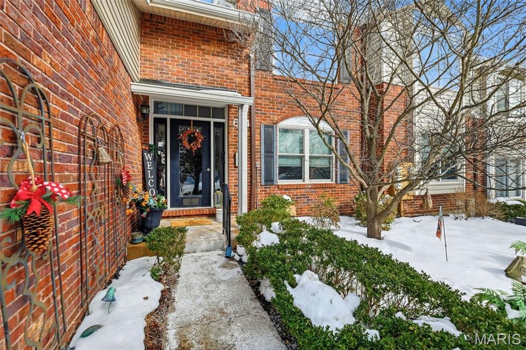 604 Pine Ridge Trails Court 202, Ballwin, MO 63021