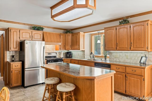 8618 Cedar Lake Drive, Jenison, MI 49428