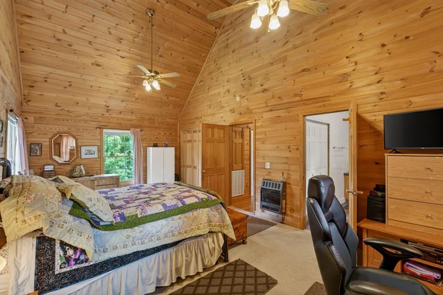 135 Pointe Drive, Campobello, SC 29322