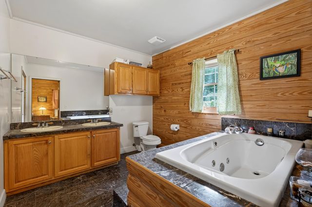 135 Pointe Drive, Campobello, SC 29322
