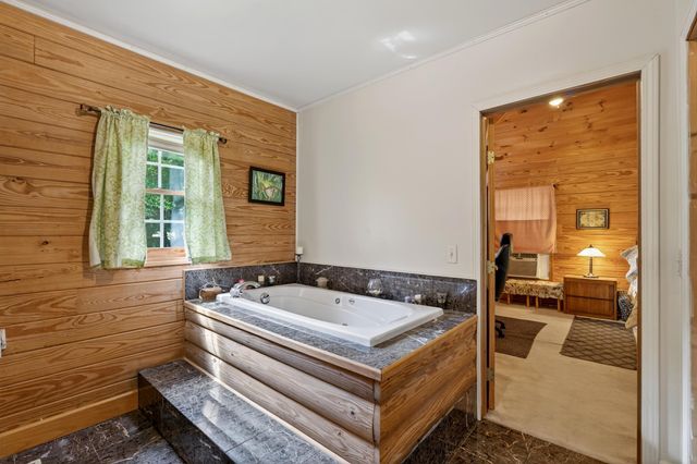 135 Pointe Drive, Campobello, SC 29322