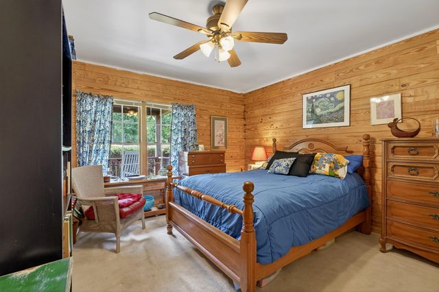 135 Pointe Drive, Campobello, SC 29322