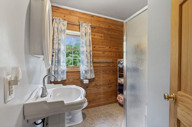 135 Pointe Drive, Campobello, SC 29322