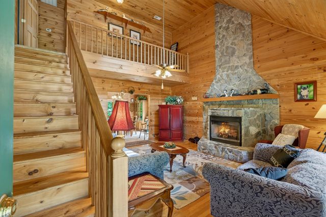 135 Pointe Drive, Campobello, SC 29322