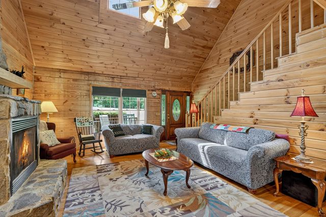 135 Pointe Drive, Campobello, SC 29322