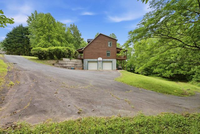 135 Pointe Drive, Campobello, SC 29322